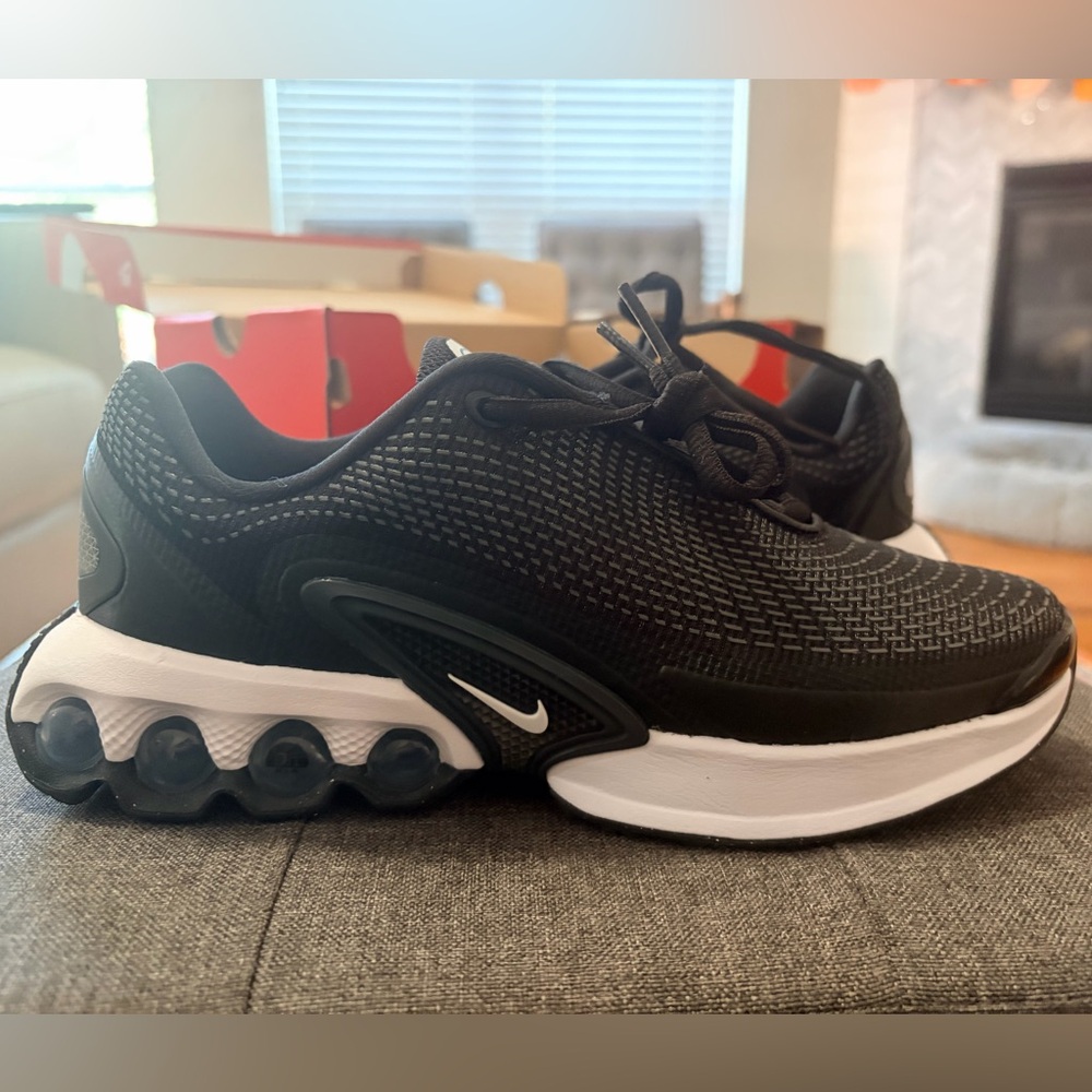 New in Box Nike Boys 5.5Y Air Max DN, Black & White